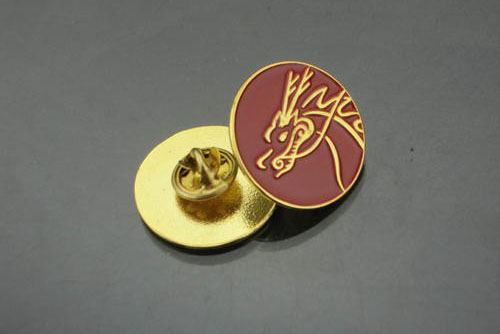 定制徽章配件中的蝴蝶帽為什么要選用銅質(zhì)的？