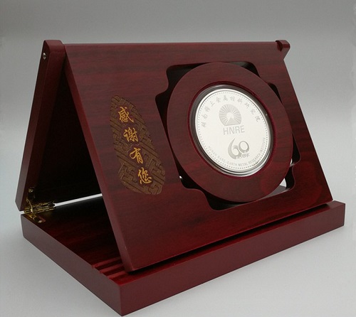 單位光榮退休紀(jì)念章,員工退休送什么定制紀(jì)念品好？