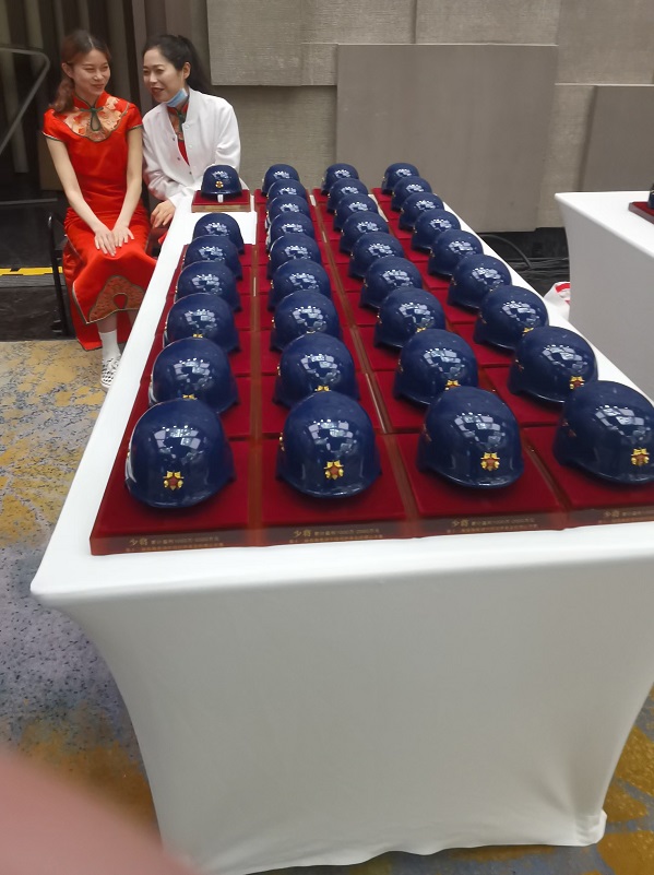 特種兵金銀頭盔定制業(yè)績(jī)達(dá)標(biāo)員工經(jīng)理獎(jiǎng)勵(lì)